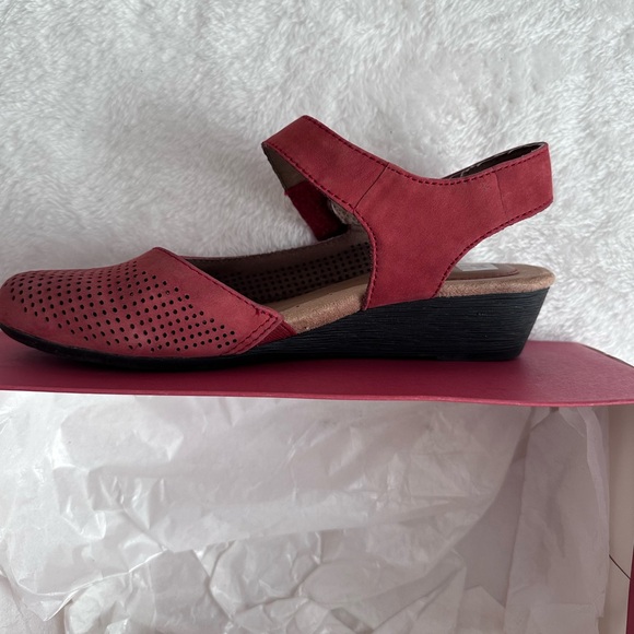 Cobb Hill by Rockport Judson Perforated Slingback Wedge Color Red size 6m - Picture 4 of 9